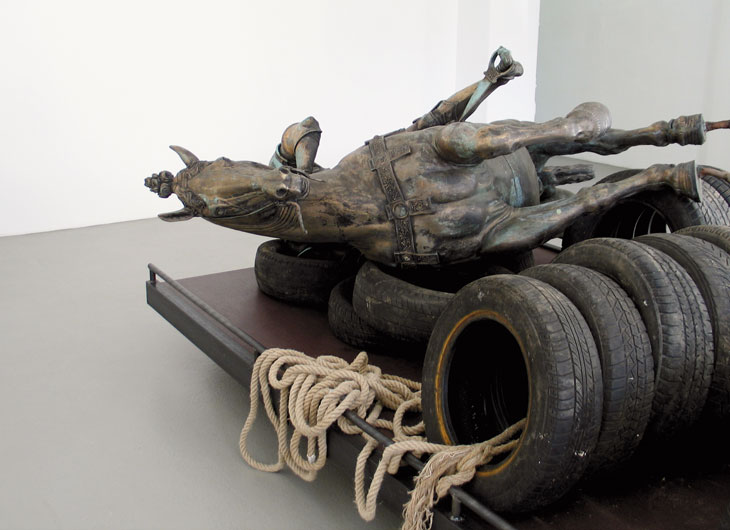 »Ruhig, leer und offen für alles.« (shipping version), 2009, wood, steel, iron, rope, tyres,  Bronze cast after Andrea Dell Verrocchio’s »Bartolomeo Colleoni« (1488/ cast end of 19th century), 130 x 475 x 190 cm,  Installation view: „15 Minuten Anonymität,