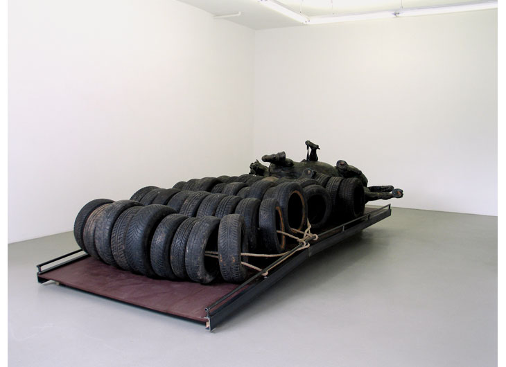 »Ruhig, leer und offen für alles.« (shipping version), 2009, wood, steel, iron, rope, tyres,  Bronze cast after Andrea Dell Verrocchio’s »Bartolomeo Colleoni« (1488/ cast end of 19th century), 130 x 475 x 190 cm,  Installation view: „15 Minuten Anonymität,