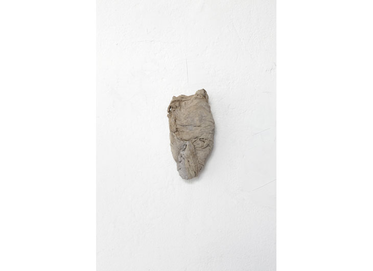 »Kopf«, Baumwolle, Beton, 18 x 9 x 8 cm, 2013
