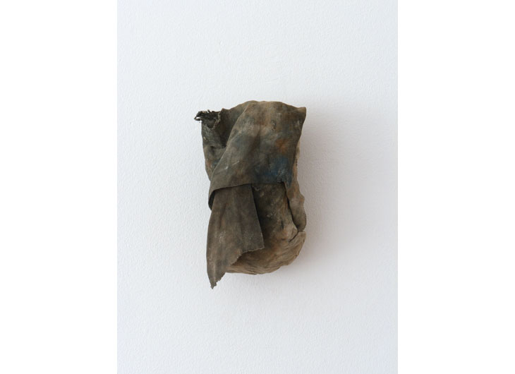 »Kopf«, Beton, Baumwolle, 19 x 11 x 9 cm, 2012